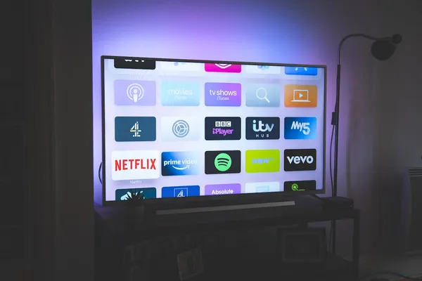 Televisor de pantalla plana en el salón de una casa